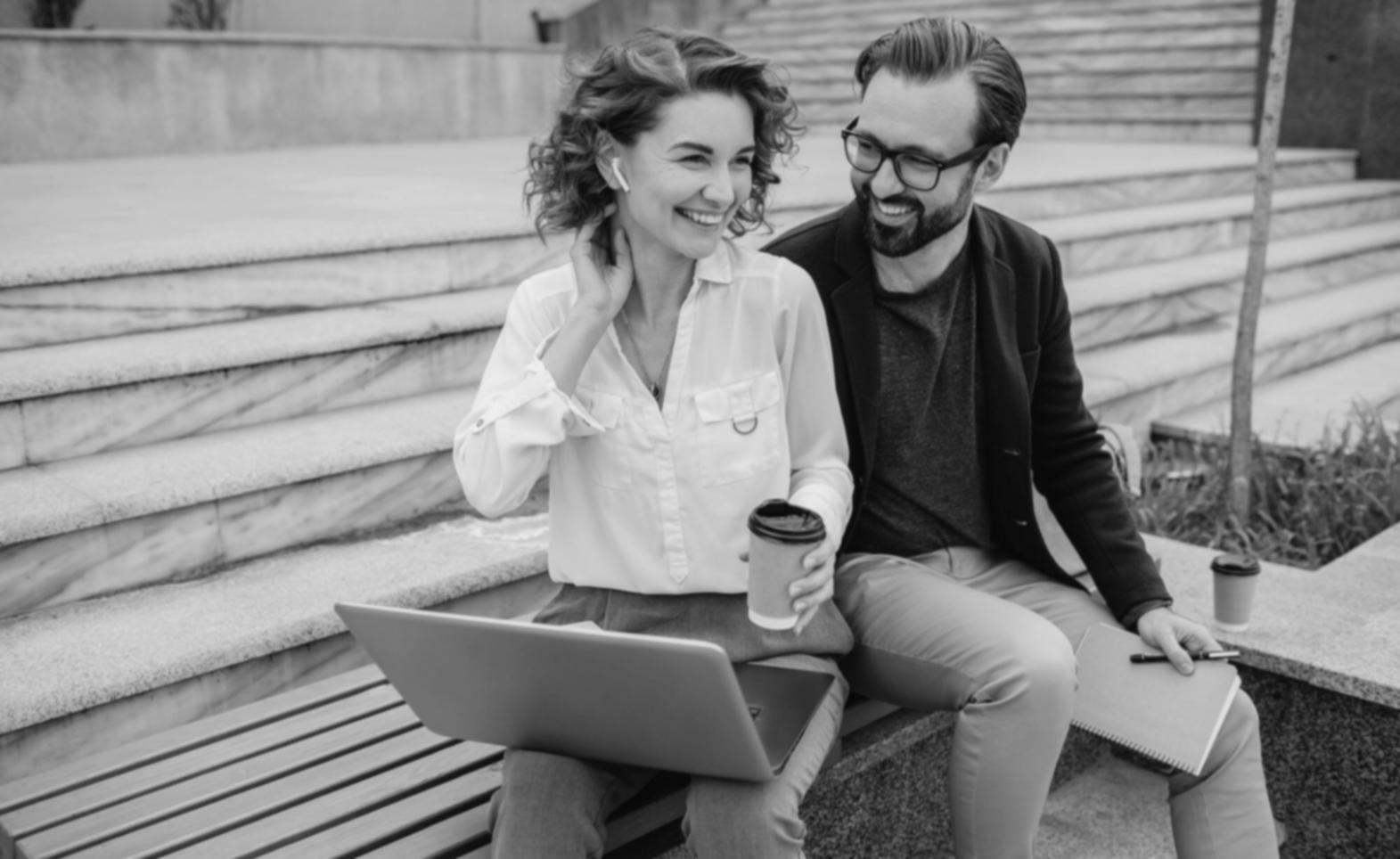 Análisis financiero en pantalla mostrando gráficos de tendencias y proyecciones presupuestarias
