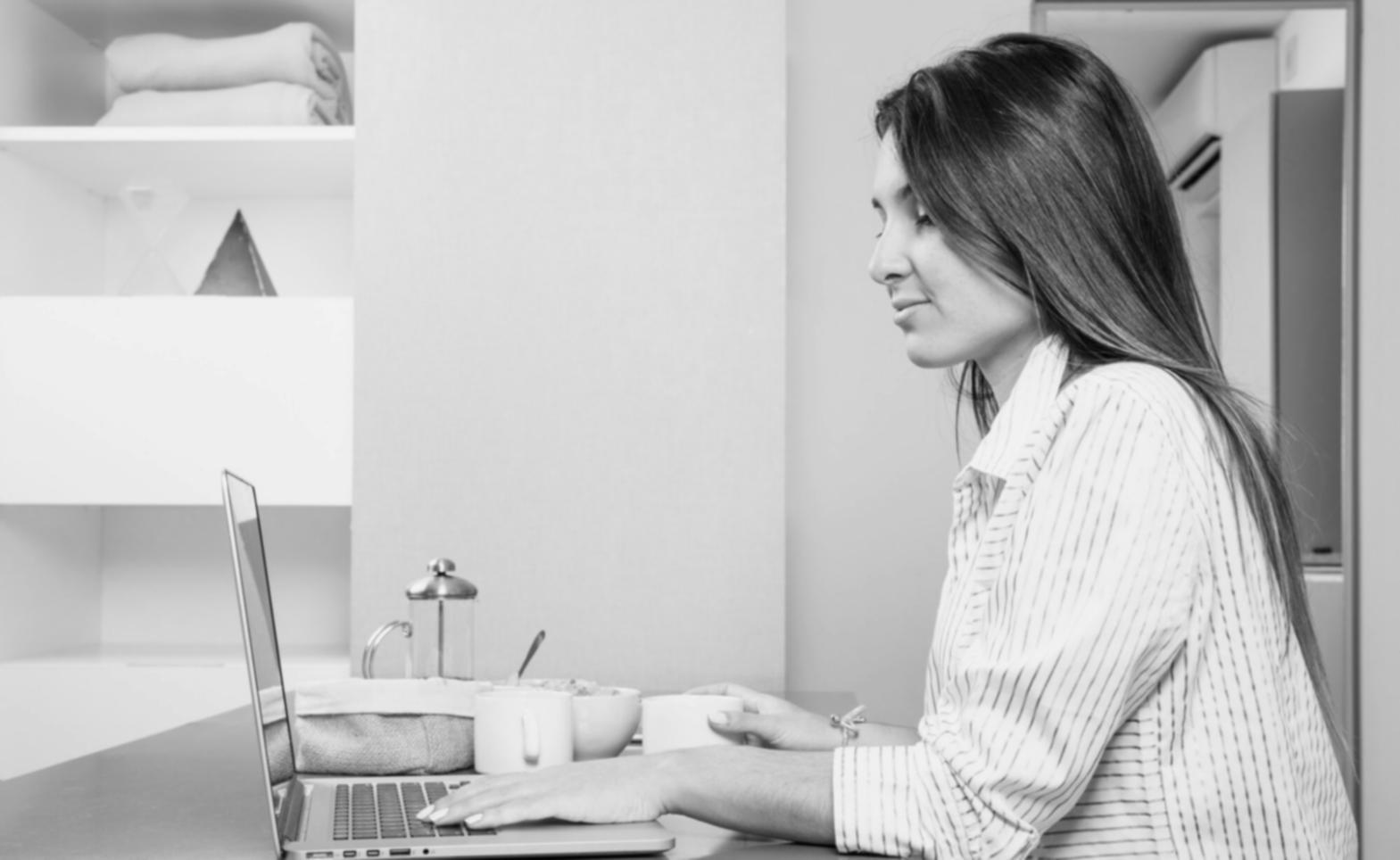 Equipo de consultores financieros trabajando con documentos y análisis presupuestarios